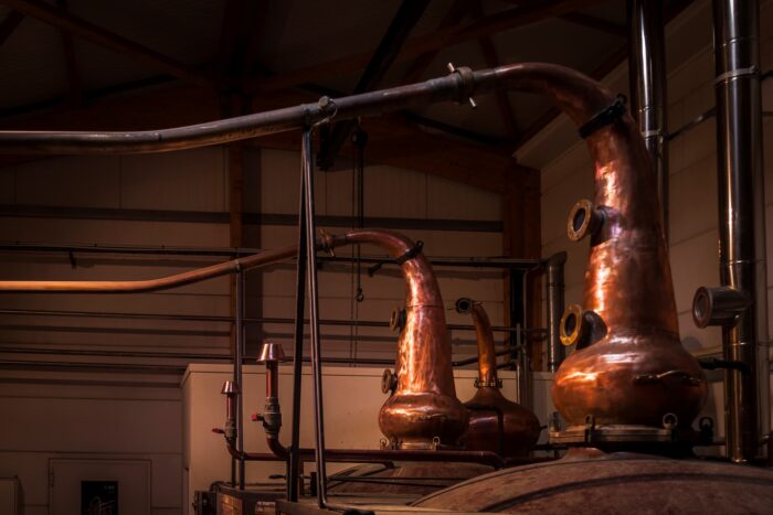 Nos deux alambics à repasse utlisés pour la confection du whisky de blé noir 